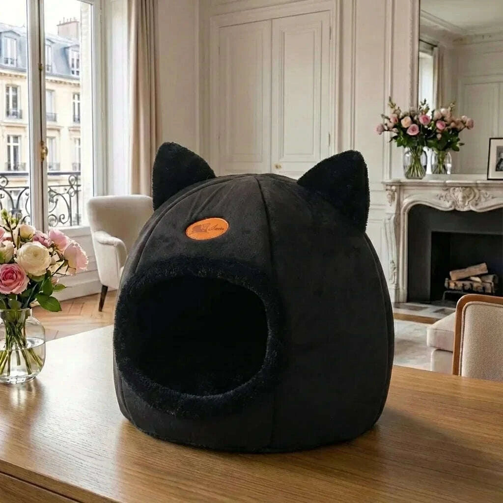 Maison design pour chat en noir — en situation