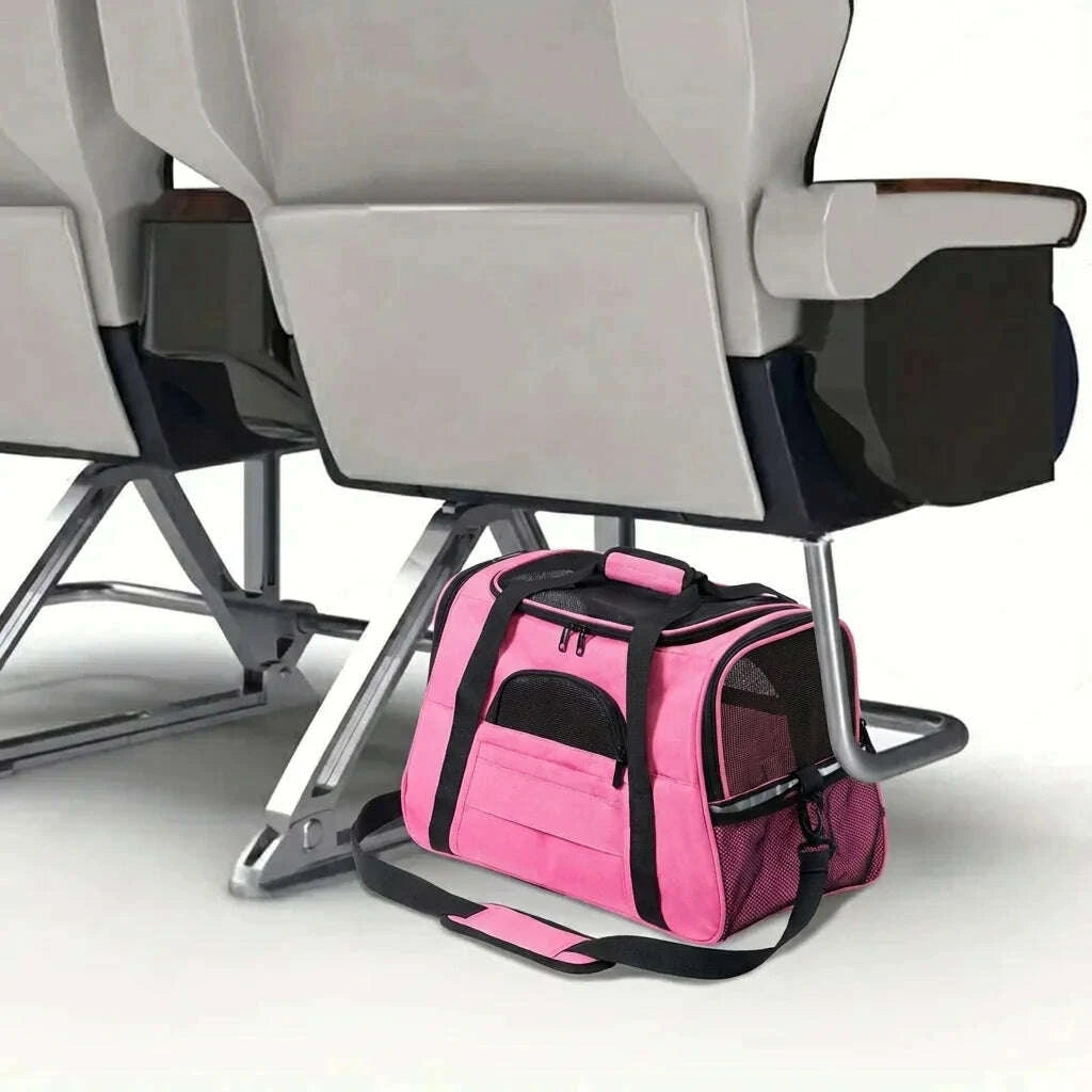 Panier de transport ventilé pour chat rose — en situation