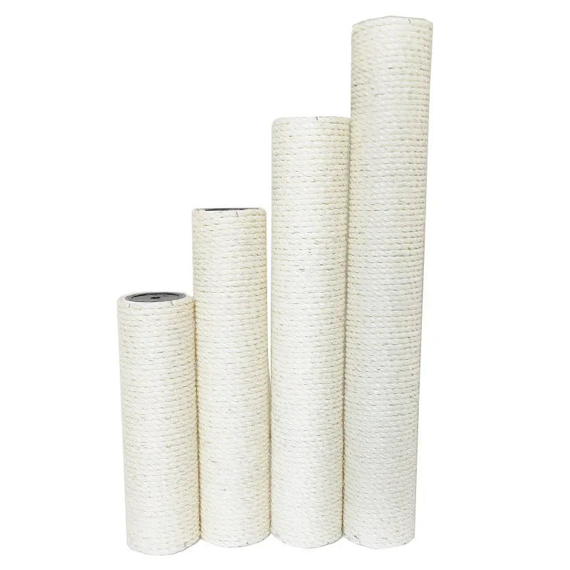 Gamme de quatre colonnes de sisal naturel en hauteurs graduées, dont la plus petite montre son embout noir
