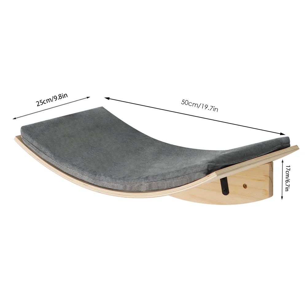 Hamac mural arqué en bois clair avec coussin gris et équerre noire, 50 cm de long sur 25 cm de large