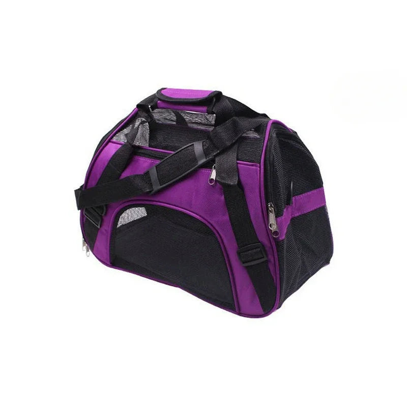 Sac de transport violet et noir pour chat, vu en trois quarts avec bandoulière, poignée et panneaux en filet