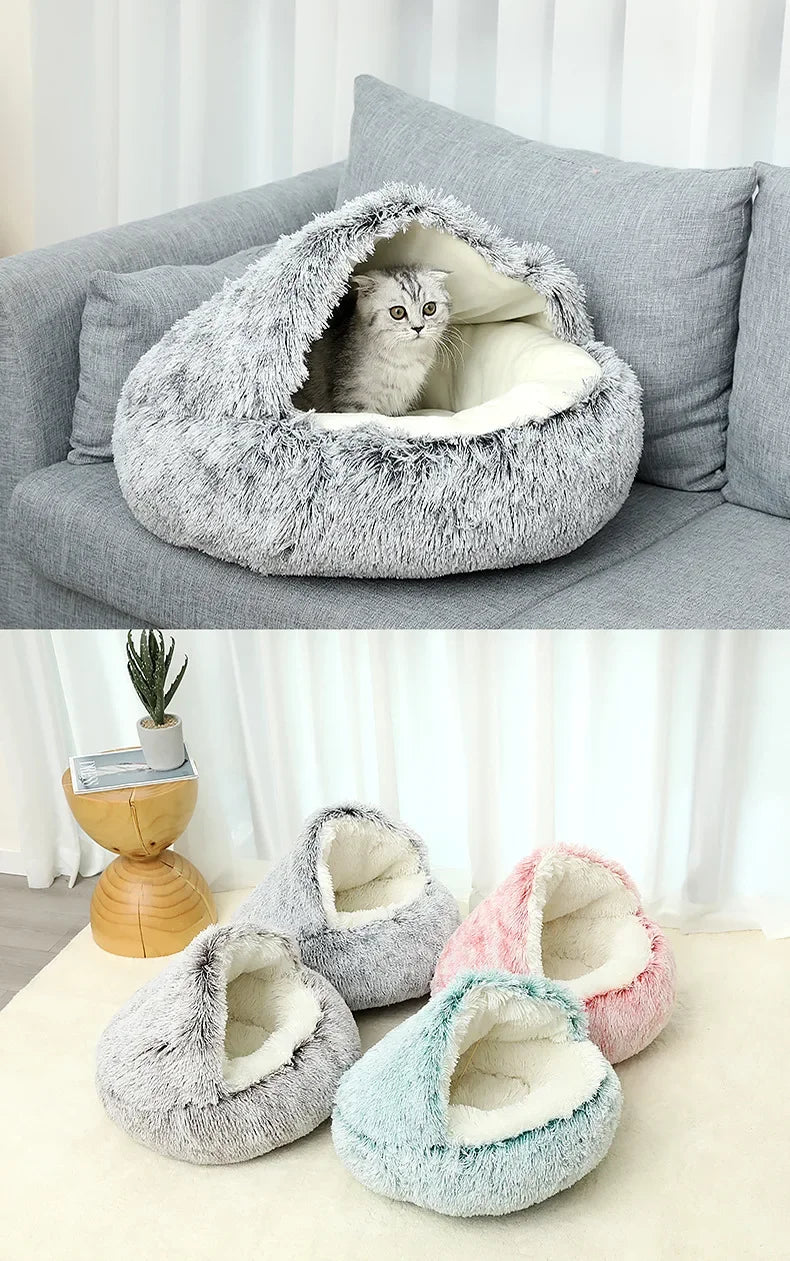 Chaton tigré dans un nid à capuche sur un canapé gris, puis quatre coloris disposés sur un tapis