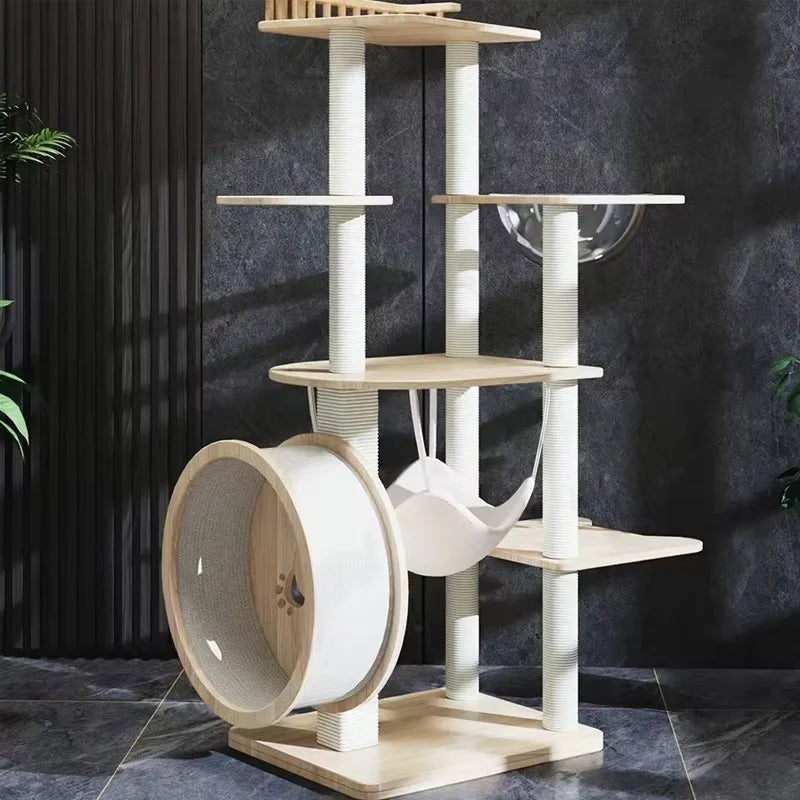 Arbre à chat en bois clair à plusieurs niveaux, dont les colonnes sont recouvertes de sisal blanc, avec hamac et roue