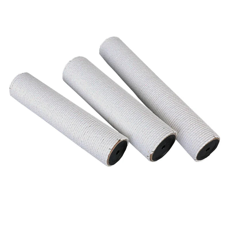 Trois poteaux griffoirs en sisal blanc de rechange, embouts noirs visibles, posés en diagonale