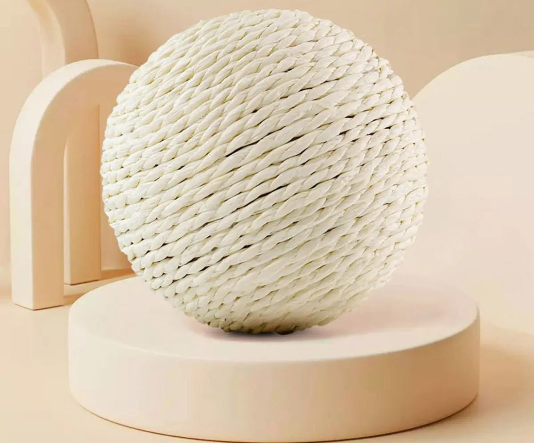 Sisal scratching ball for cats, white