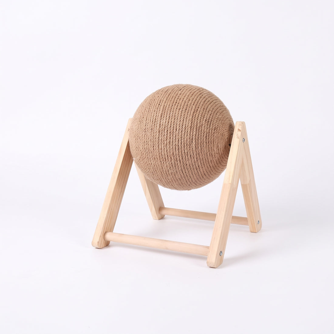 Griffoir boule en corde de sisal beige sur cadre en bois clair triangulaire, vu de trois quarts sur fond blanc