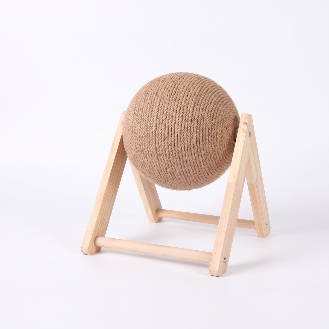 Griffoir sphérique en corde de sisal brune monté sur deux supports en bois clair avec barres, sur fond blanc