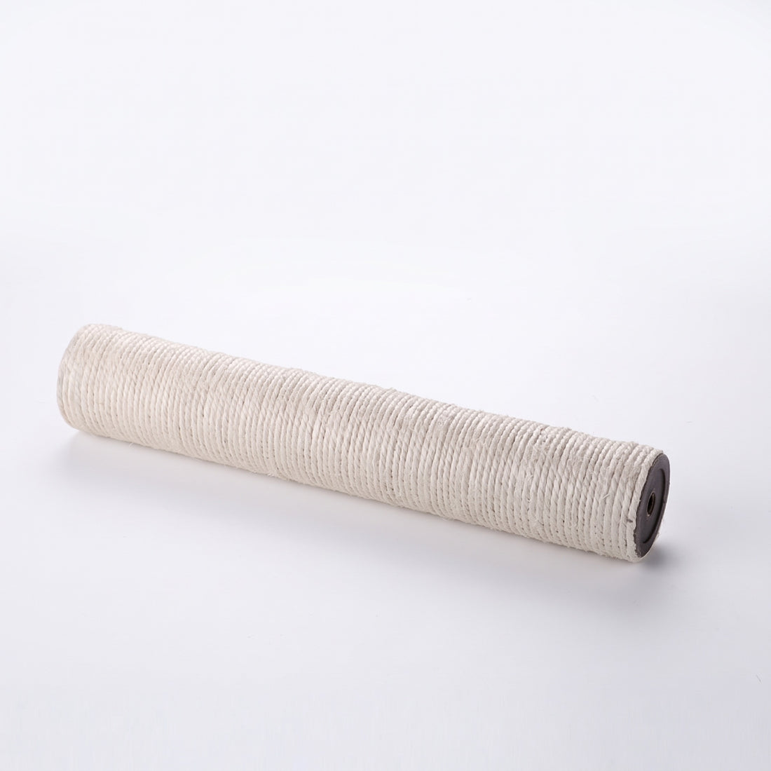 Long griffoir cylindrique en corde de sisal écru posé en biais, avec son embout noir visible à une extrémité