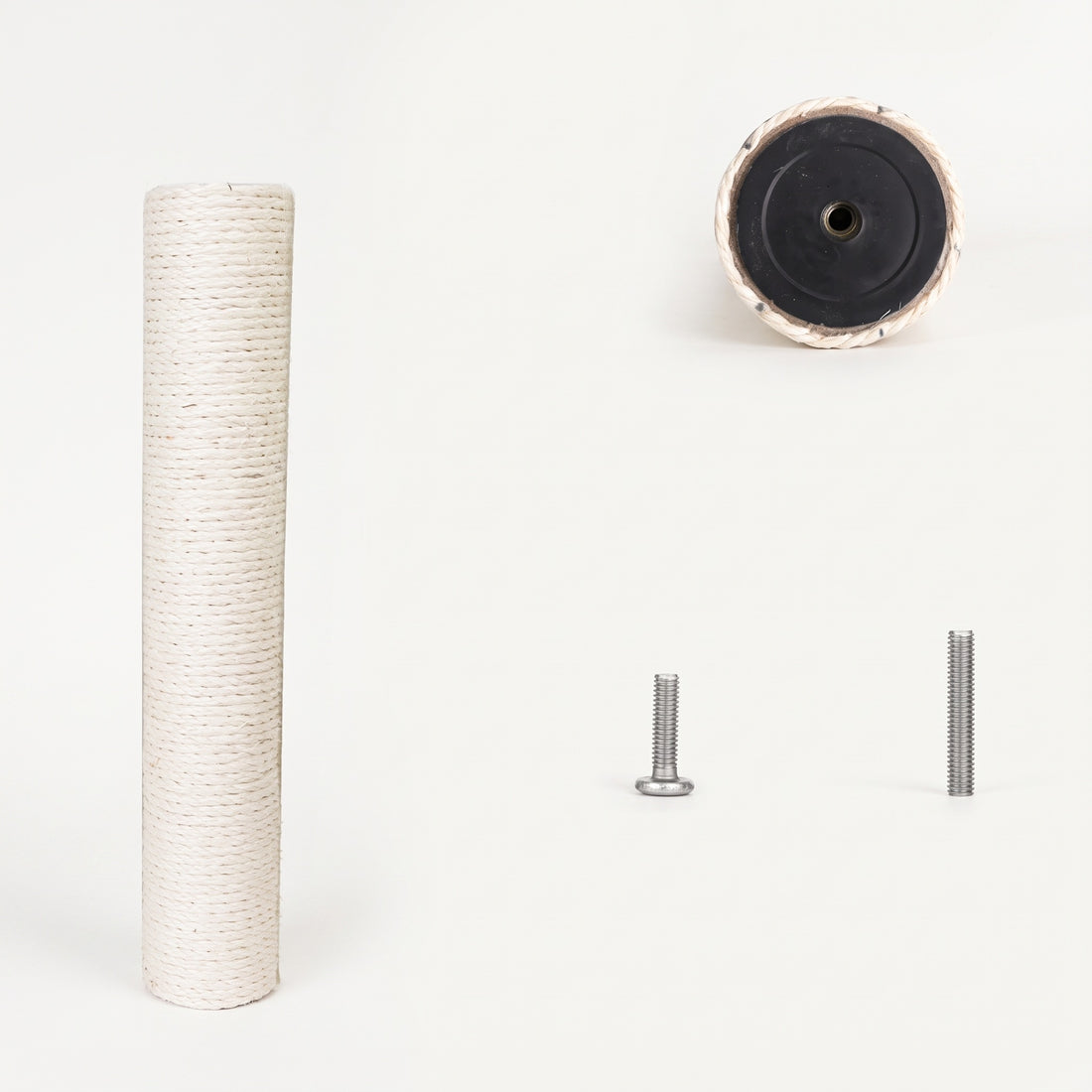Poteau griffoir en sisal clair sur fond blanc, avec le détail de l'embout noir