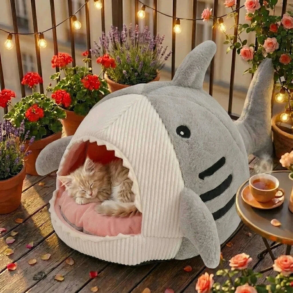 Maison pour chat en forme de requin gris — vue en perspective