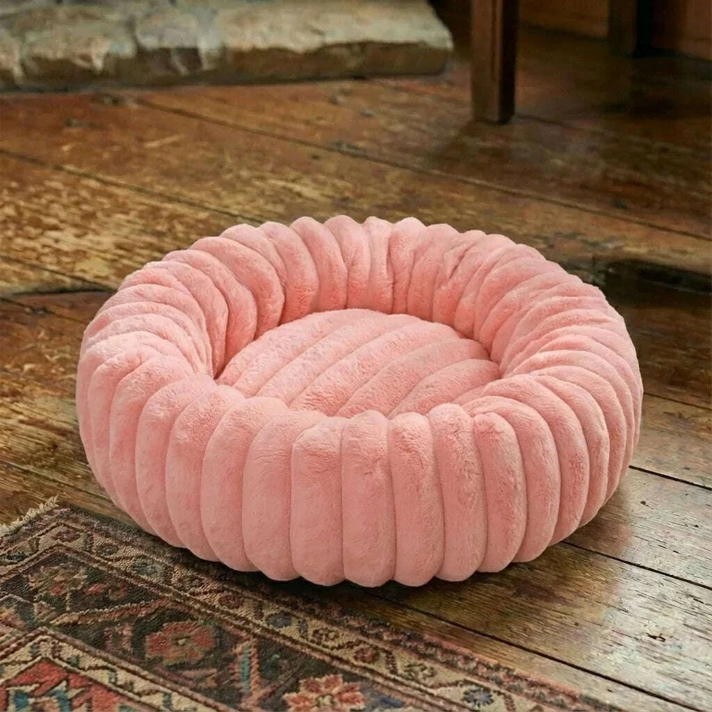 Panier rose confortable pour chat — en situation