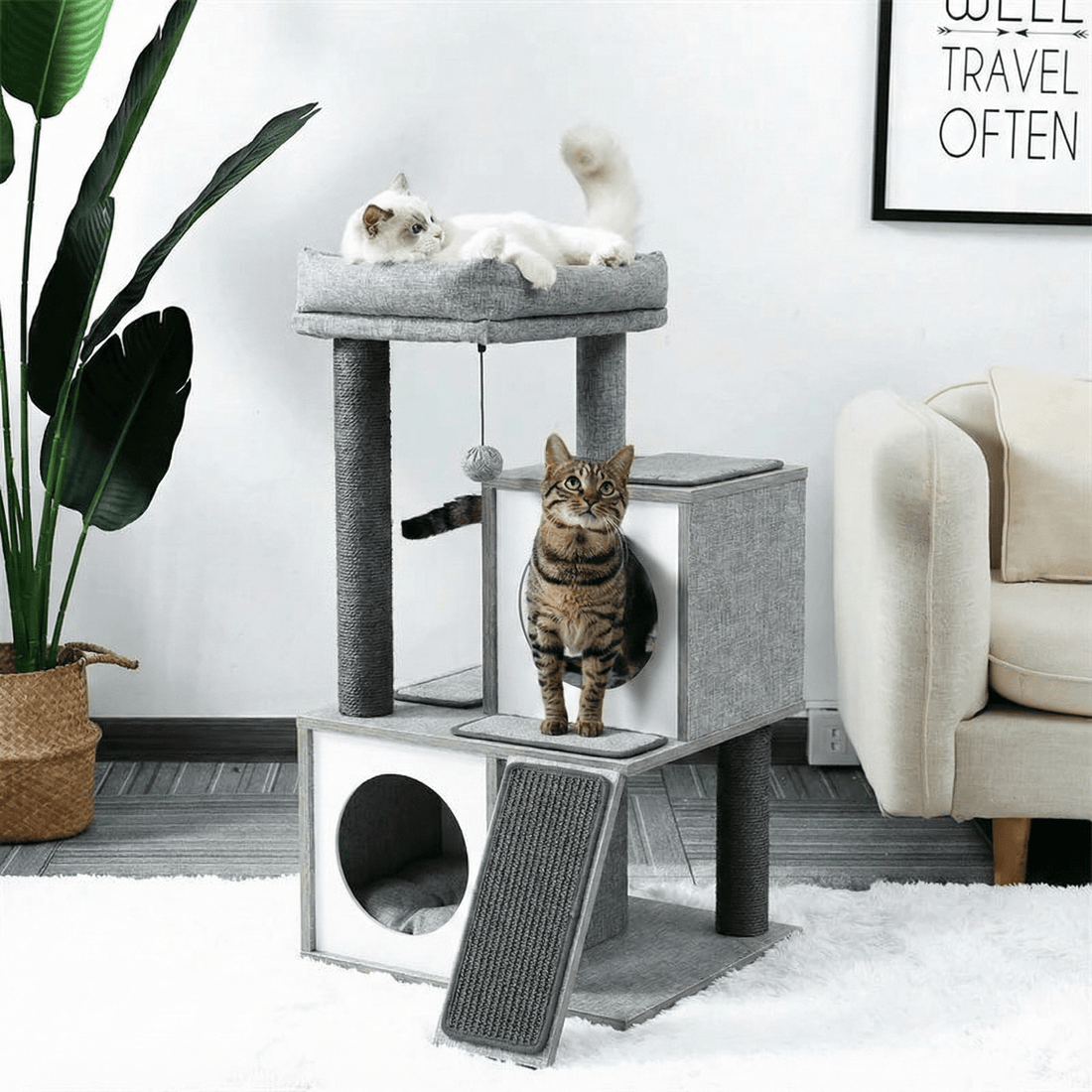 Petit arbre à chat en bois, de profil