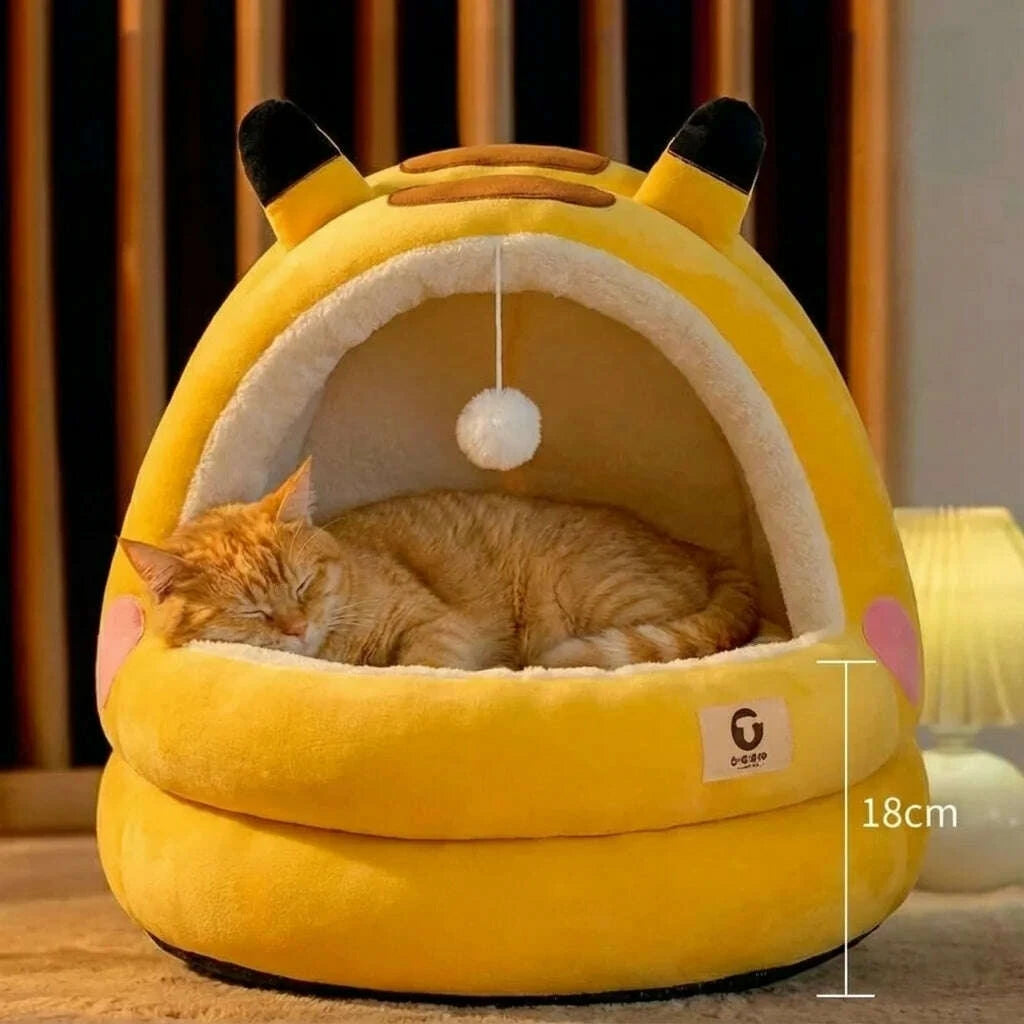 Maison pour chat Pikachu en peluche jaune — en situation