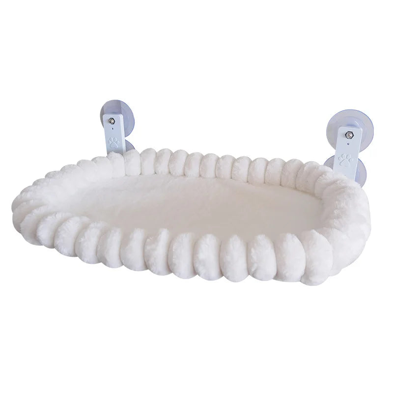 Couchage de fenêtre ovale blanc en peluche à boudins, vu en angle sur fond uni, avec deux fixations à ventouses