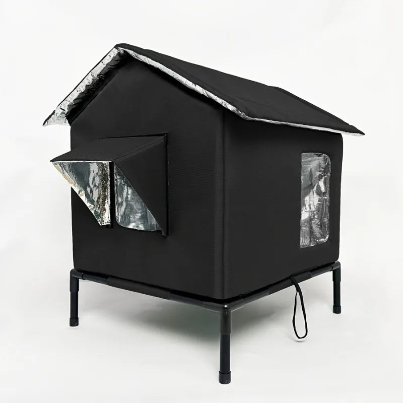 Maison d'hiver noire pour chat vue en angle sur fond blanc, toit à double pente aluminisé et cordon de fermeture