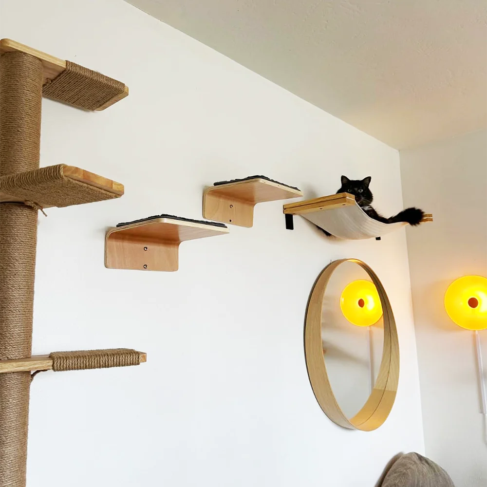 Parcours mural pour chat avec marches en bois, hamac clair et poteaux en corde, un chat noir dans le hamac