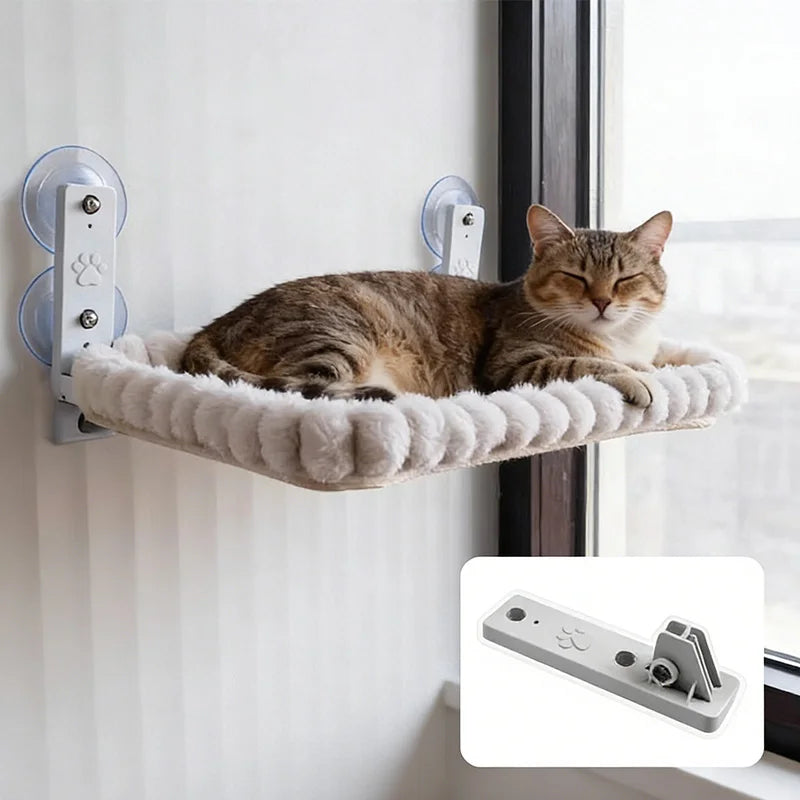 Hamac de fenêtre pour chat en peluche beige avec chat tigré endormi, support à ventouses et détail de la fixation