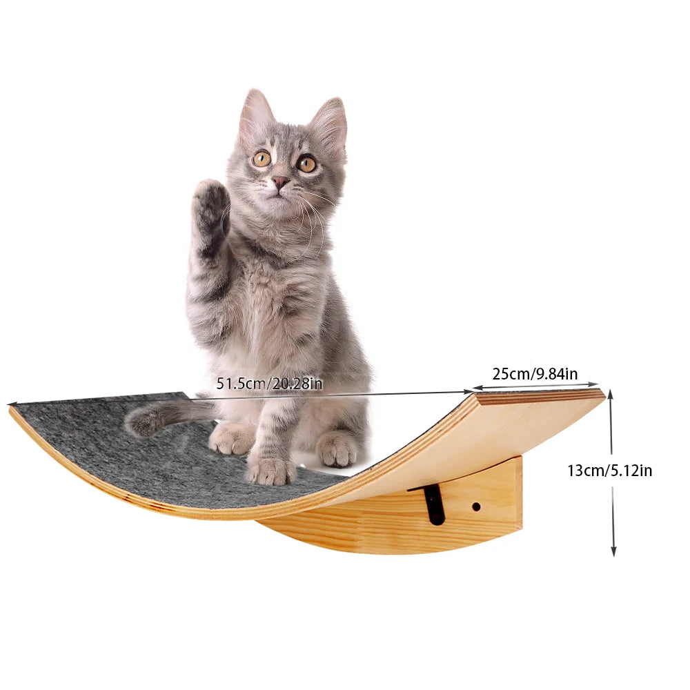 Chaton gris tigré patte levée derrière une étagère murale courbe à assise feutrée, 51,5 cm de long, 13 cm de haut