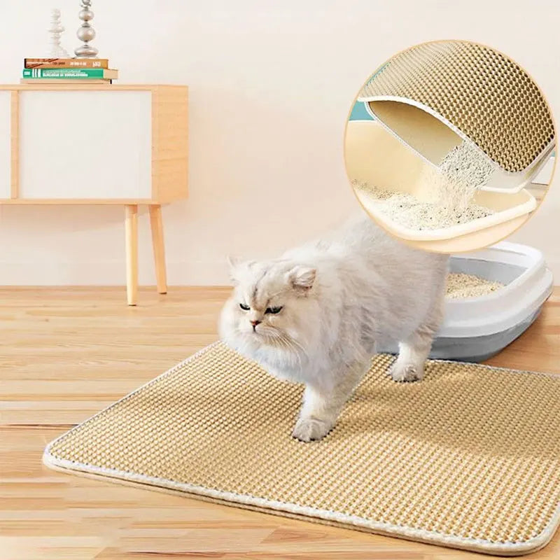 Chat blanc à poil long quittant son bac sur un tapis de litière beige alvéolé, médaillon des granulés versés