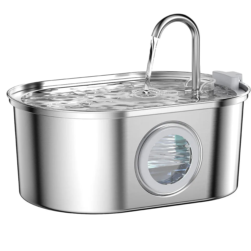 Fontaine à chat en inox poli vue de trois quarts, avec hublot transparent sur le côté et eau qui coule du bec