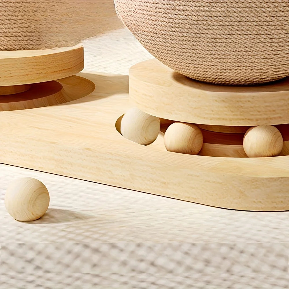 Détail du plateau en bois clair avec ses billes de jeu et de la boule en sisal au-dessus