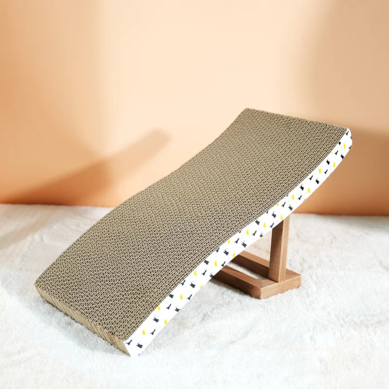 Planche à gratter en carton ondulé en vague, posée en pente sur un support en bois, sur un tapis moelleux crème