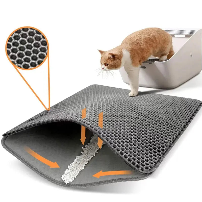 Tapis gris vu en coupe avec zoom sur le motif en nid d'abeille, chat européen roux passant dessus