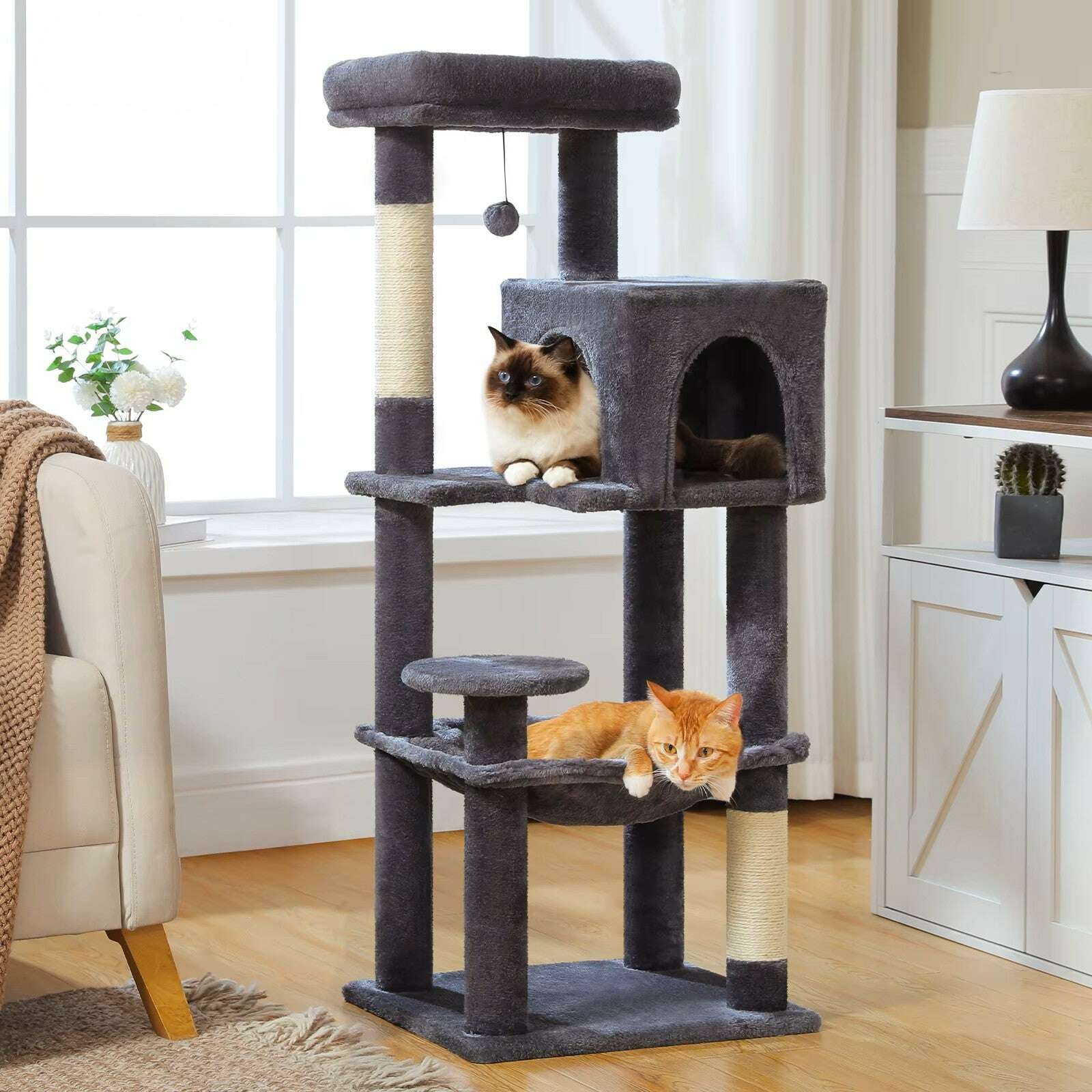 Arbre à chat design en bois élégant — vue en perspective