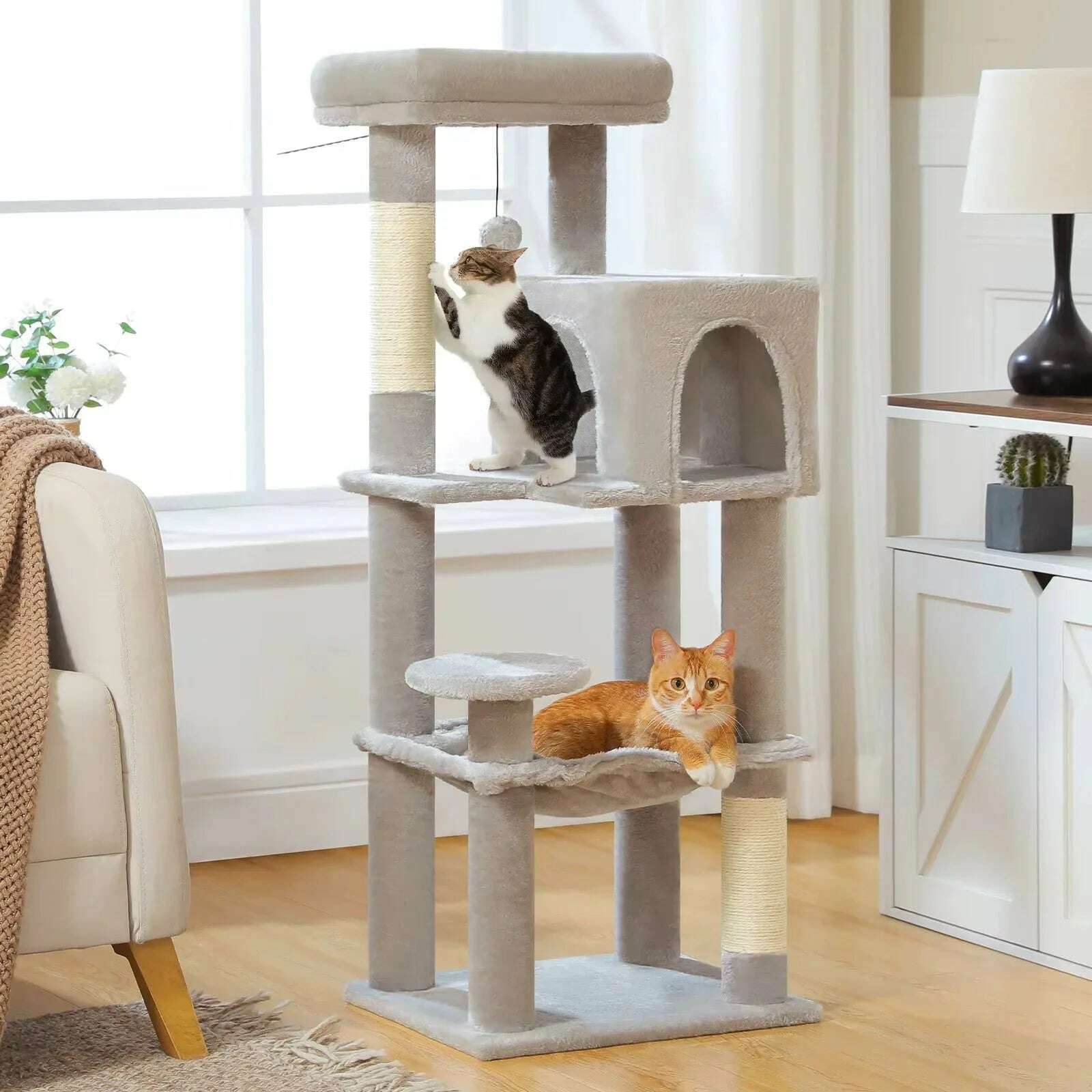 Arbre à chat design en bois élégant — vue zoom