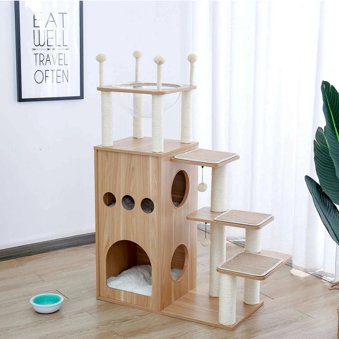 Arbre à chat design en bois clair — vue arrière