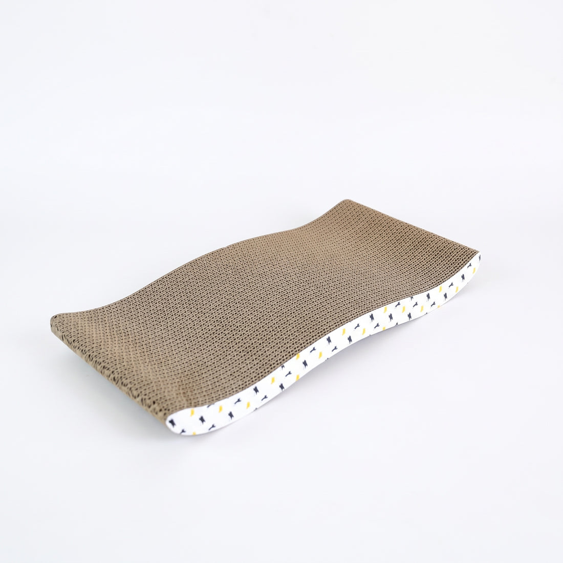 Griffoir carton à profil ondulé en S, dessus brun strié et côté blanc décoré de petits chats, sur fond blanc
