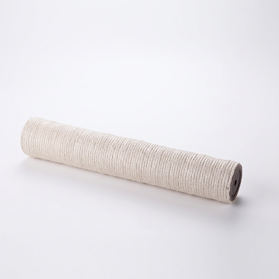 Poteau en sisal écru couché sur fond blanc, avec son embout noir percé d'un trou de fixation