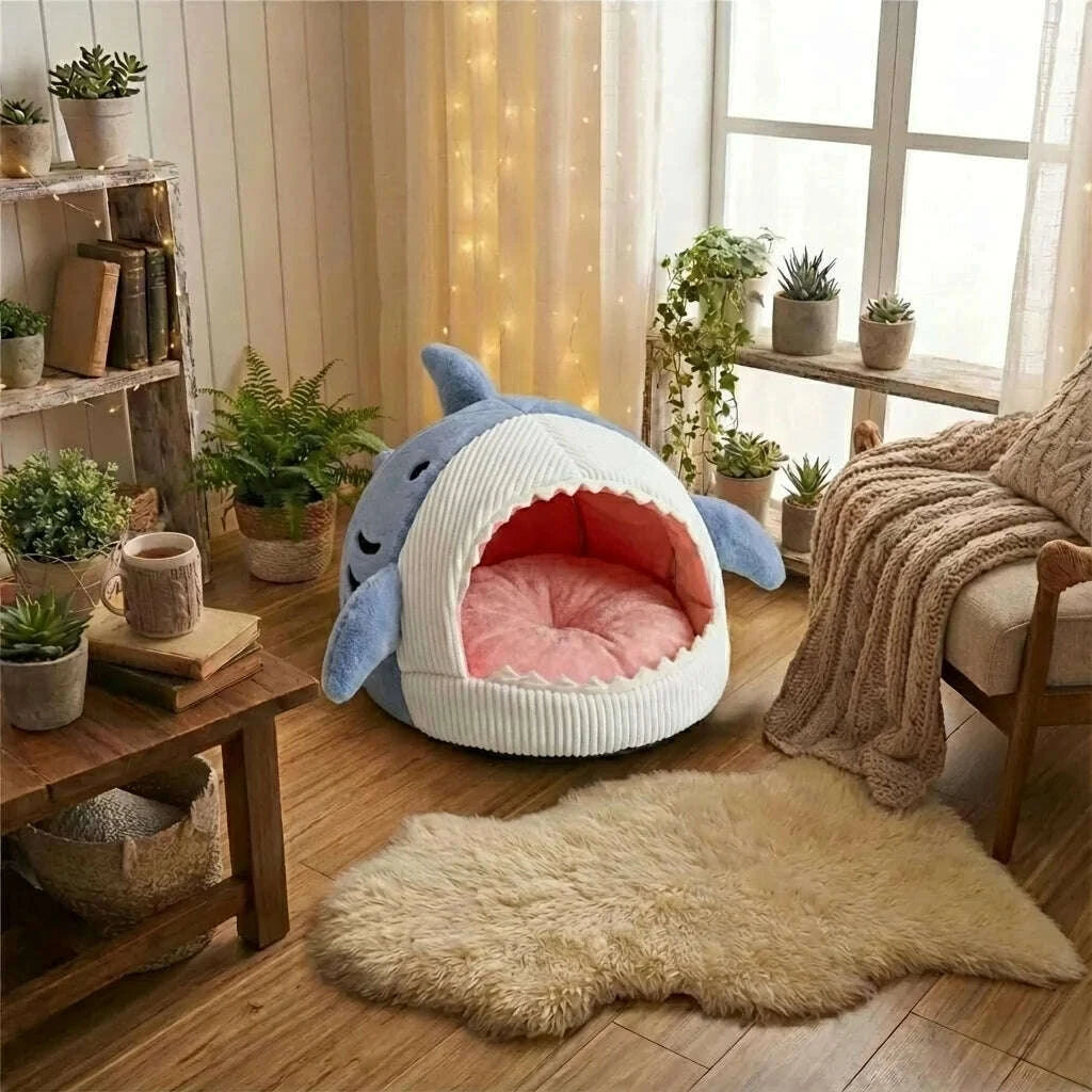 Maison requin pour chat en tissu doux — en situation
