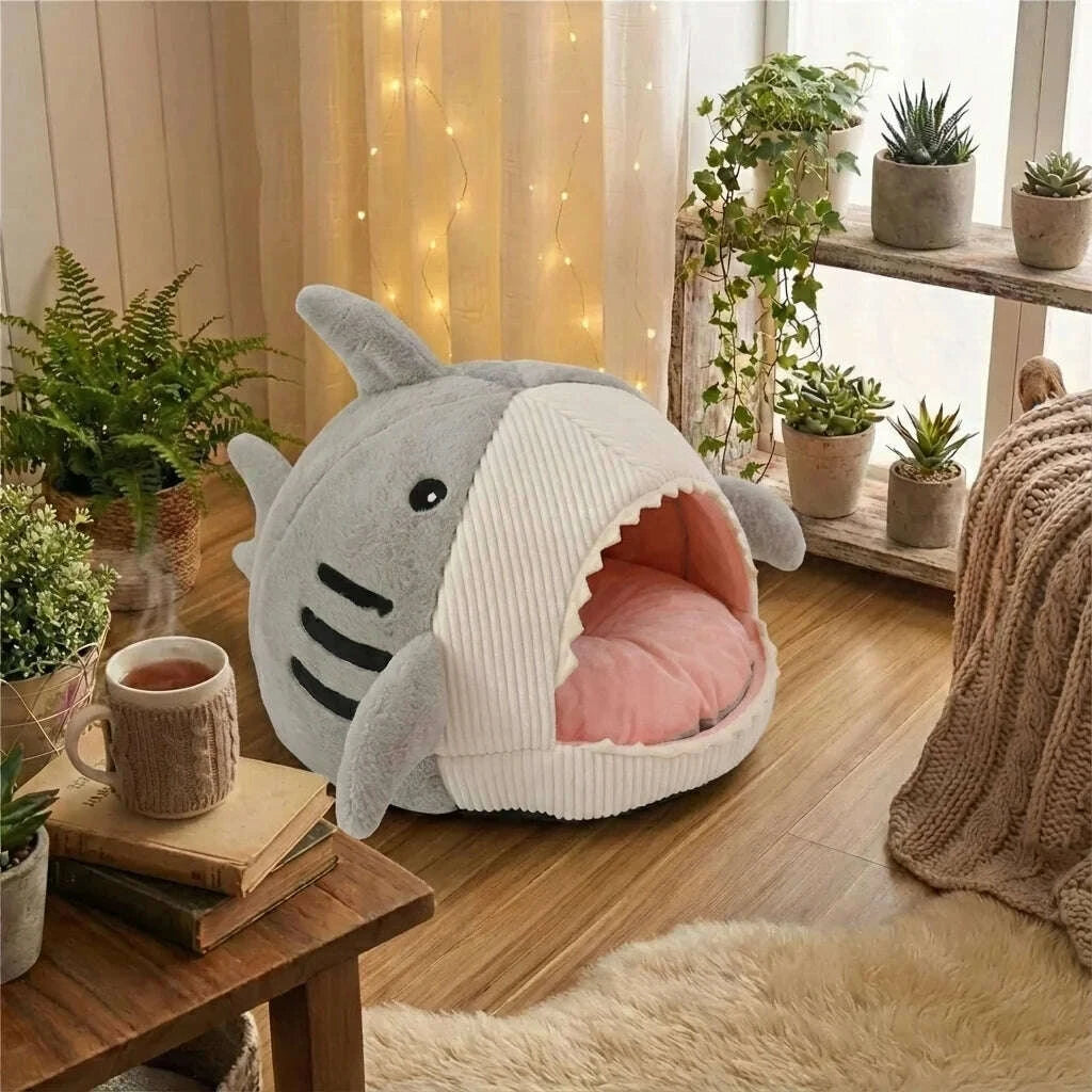 Maison pour chat en forme de requin gris — vue zoom