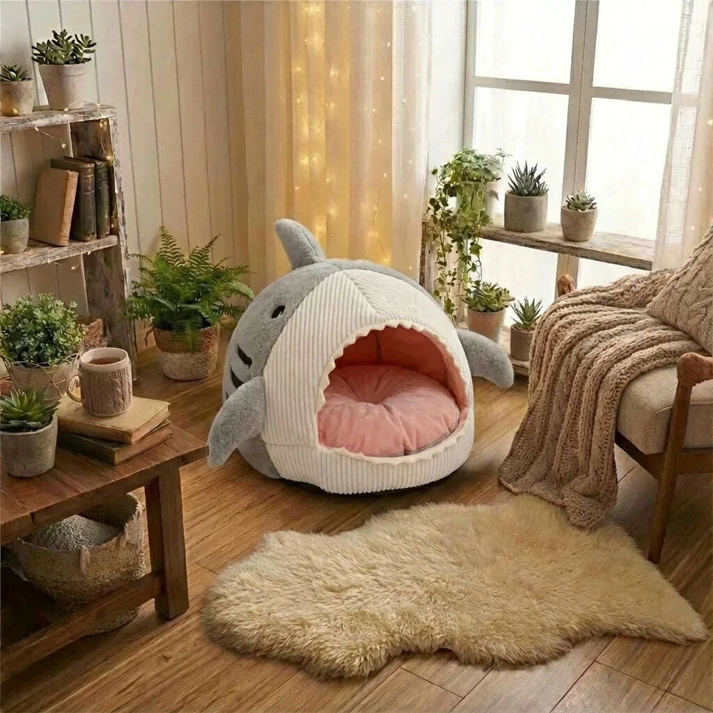 Maison pour chat en forme de requin gris — en situation