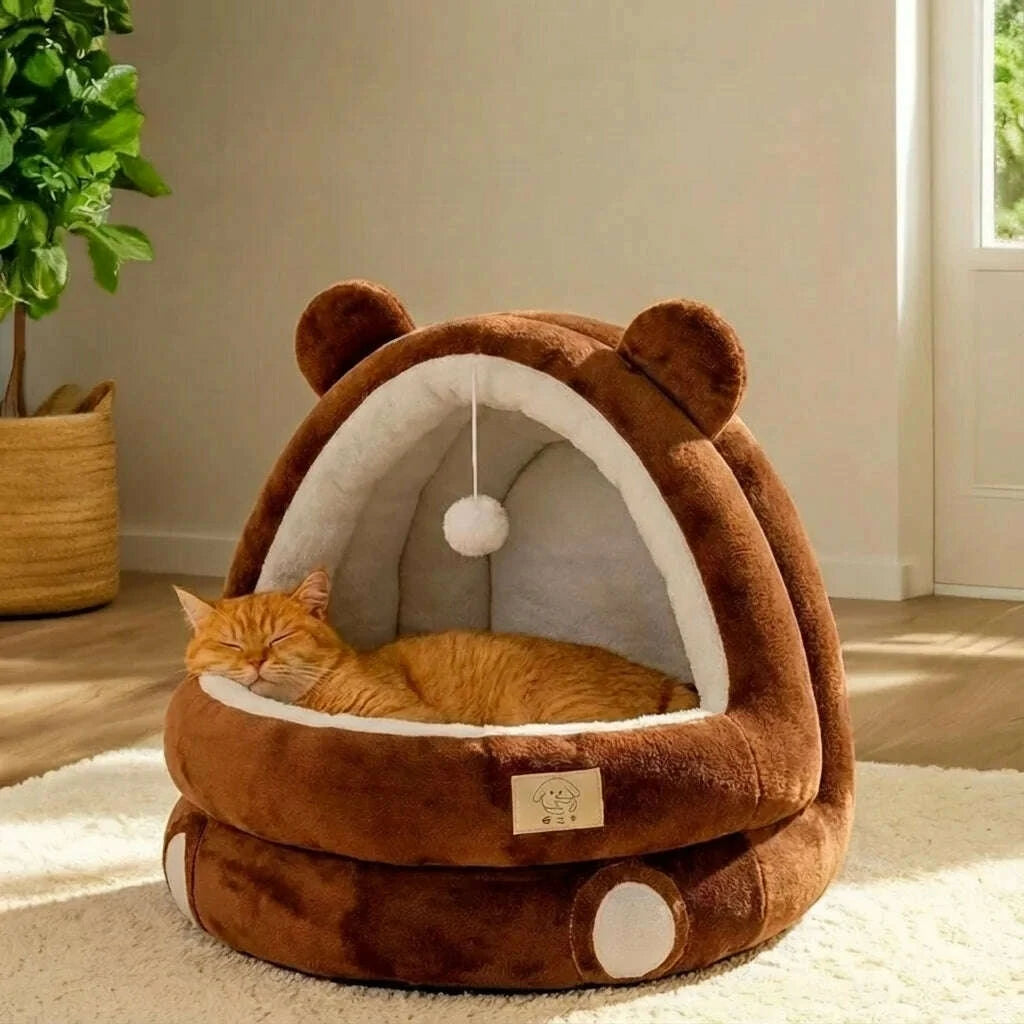 Maison pour chat au design inspiré d'un ours — en situation