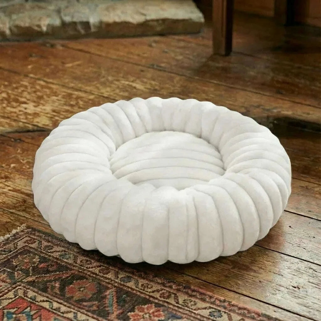 Panier pour chat blanc rond et confortable — en situation