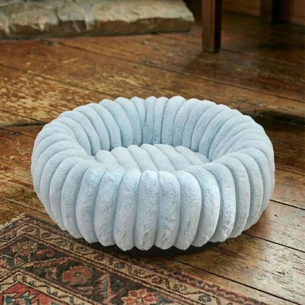 Panier rond pour chat bleu clair — en situation