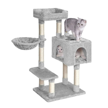 Arbre à chat gris clair multi-niveaux avec deux chats, dont un dans la maisonnette cubique